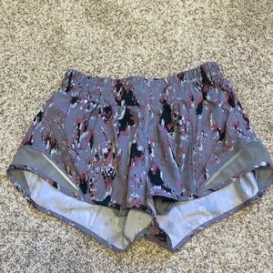 Lululemon size 4 Hotty hot short